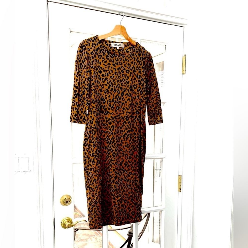 Diane Von Furstenberg 💯 Silk Animal Print T Shirt Dress Medium MIDI - Picture 8 of 8